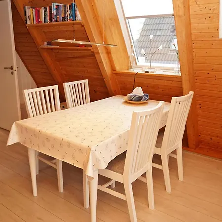 Zeltdachhaus Mit Parkplatz Vor Der Haustuer - W-lan